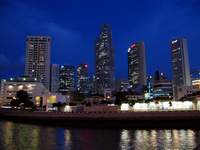 Singapurs Skyline bei Nacht